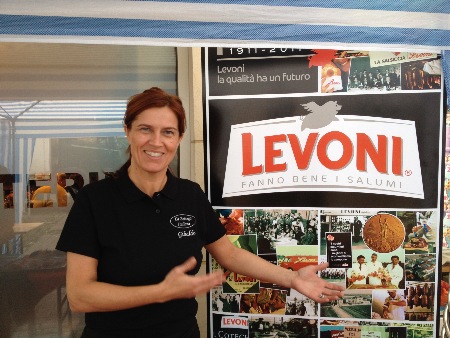 Frau Gibaldo vor dem Levoni-Plakat